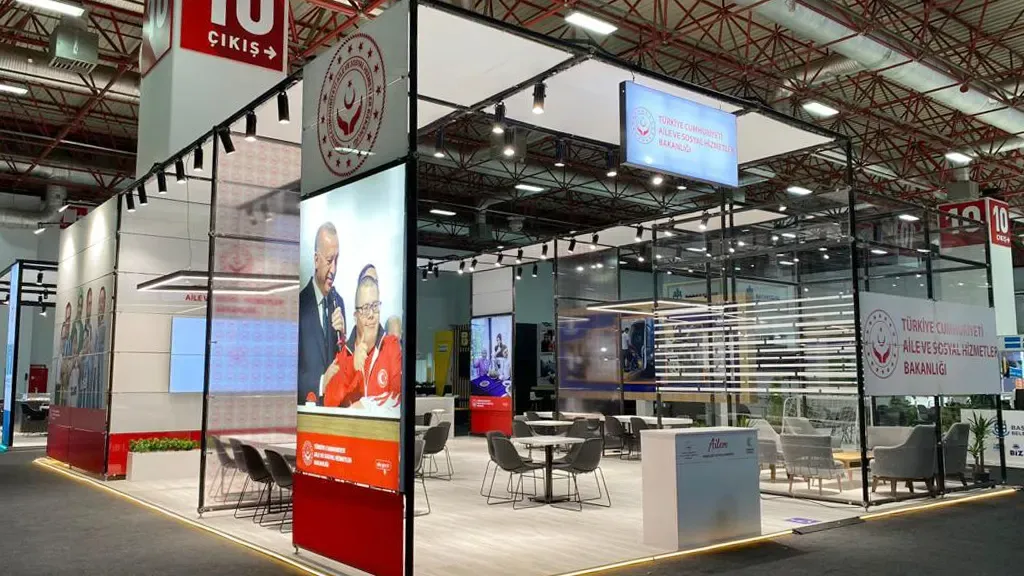 Cam panel sistemle hazırlanan Aile ve Sosyal Hizmetler Bakanlığı fuar standı