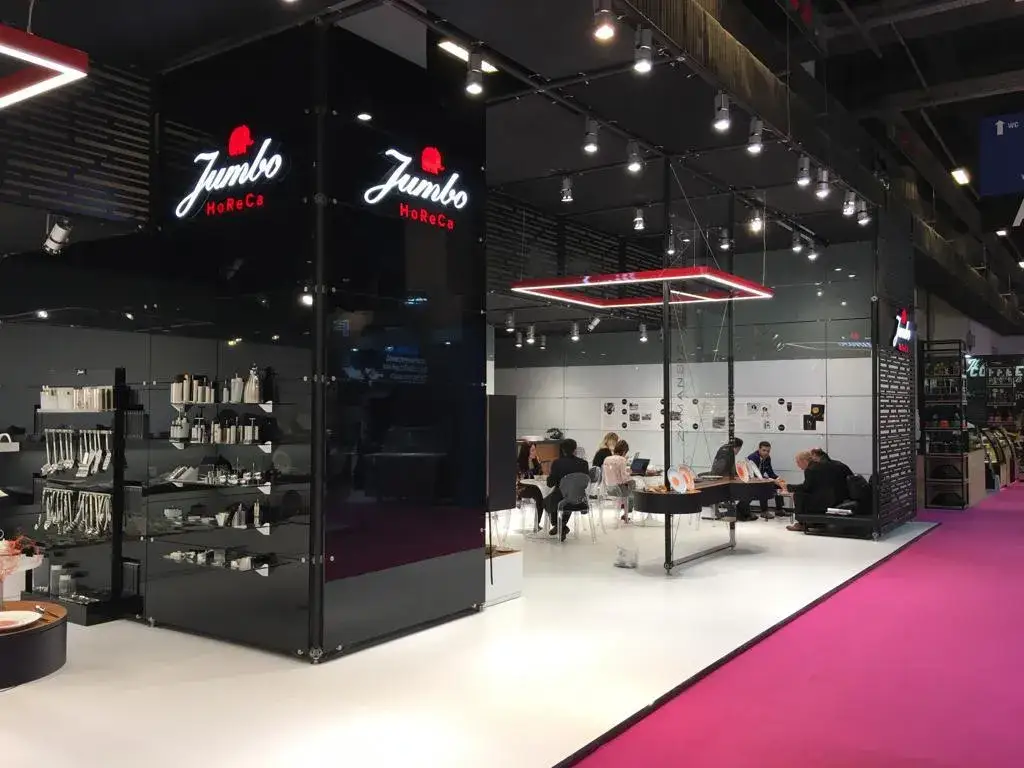 Jumbo HoReCa için cam panel sistemle hazırlanan fuar standı