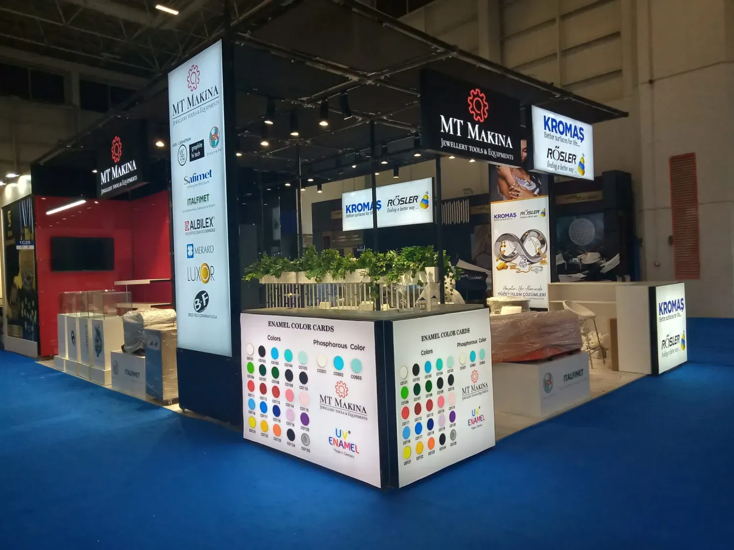 Cam panel sistemle hazırlanan MT Makina fuar standı