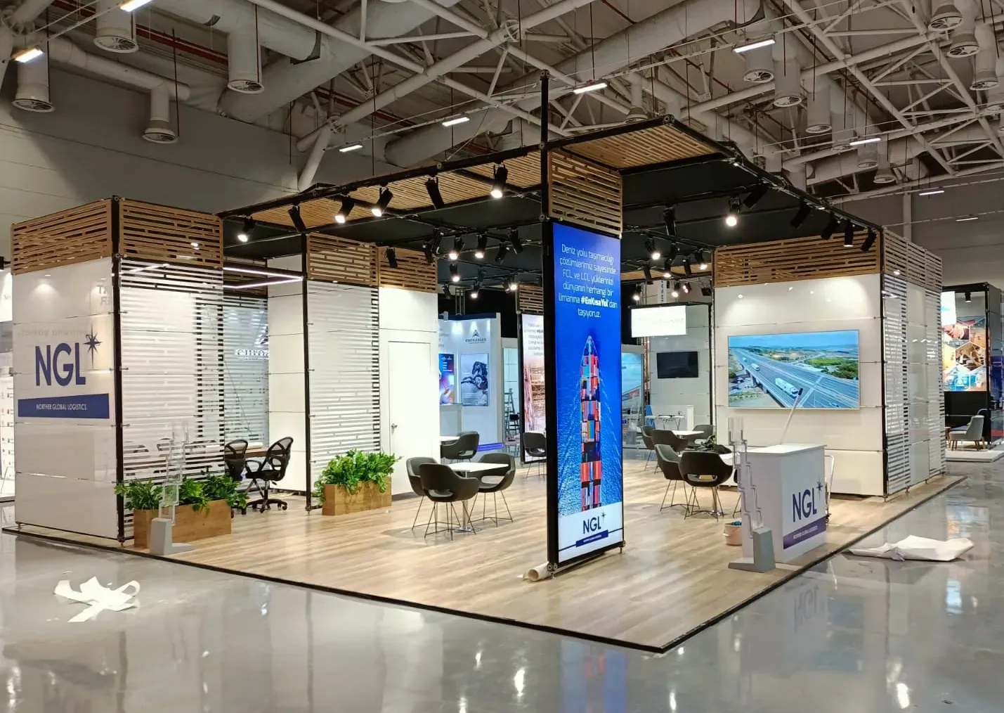 Cam panel sistemle hazırlanan NGL Logistics fuar standı