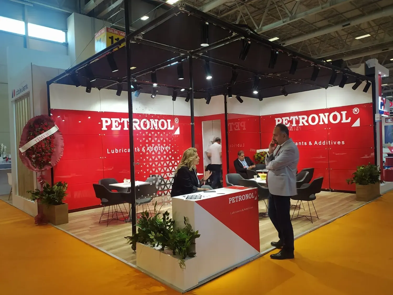 Cam panel sistemle hazırlanan Petronol fuar standı