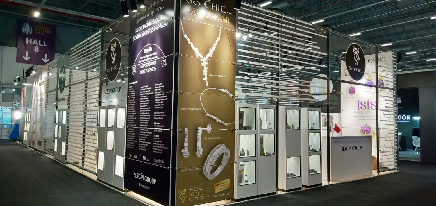 Cam panel sistemle hazırlanan So Chic fuar standı