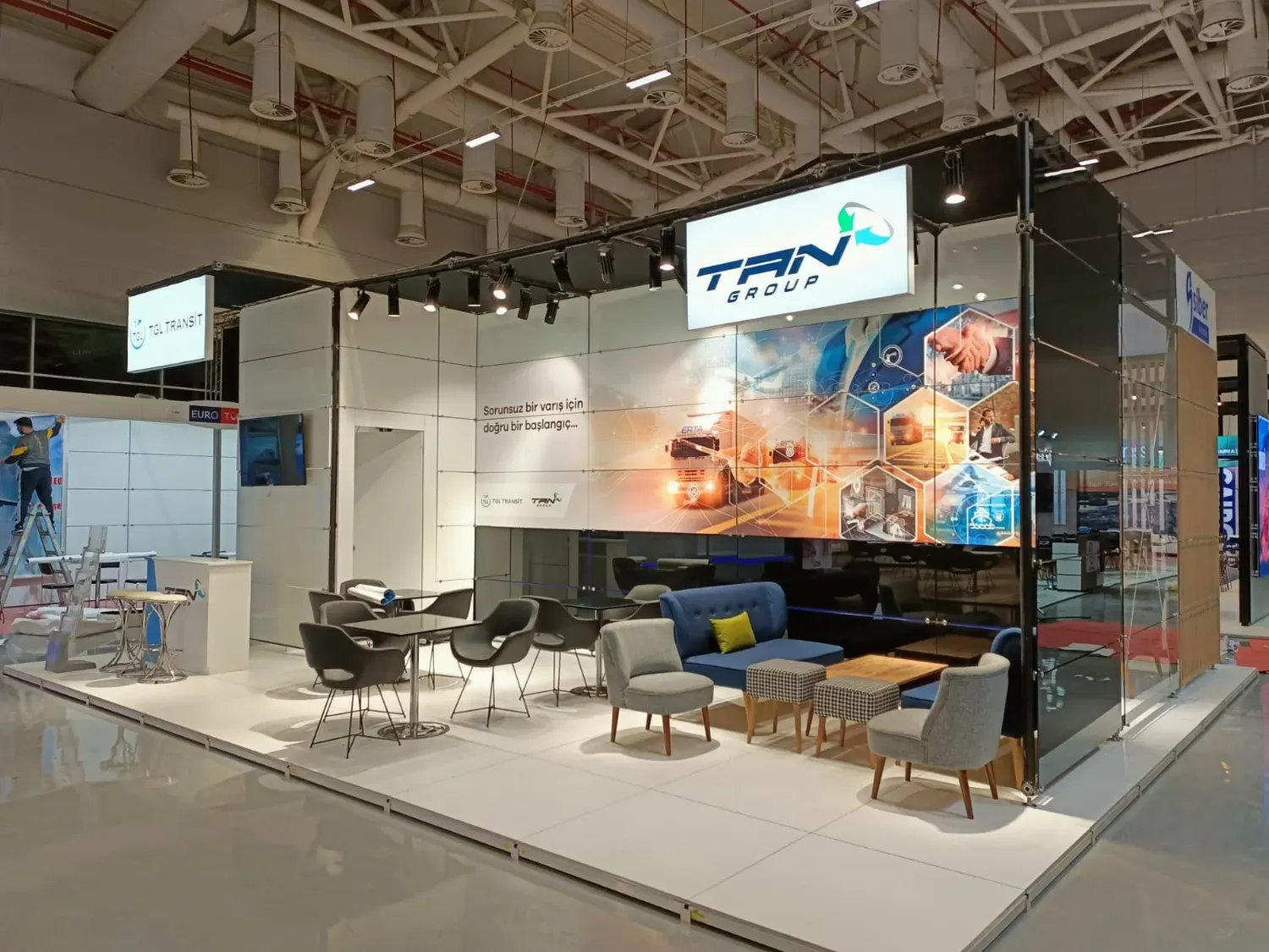 Cam panel sistemle hazırlanan TAN Group fuar standı