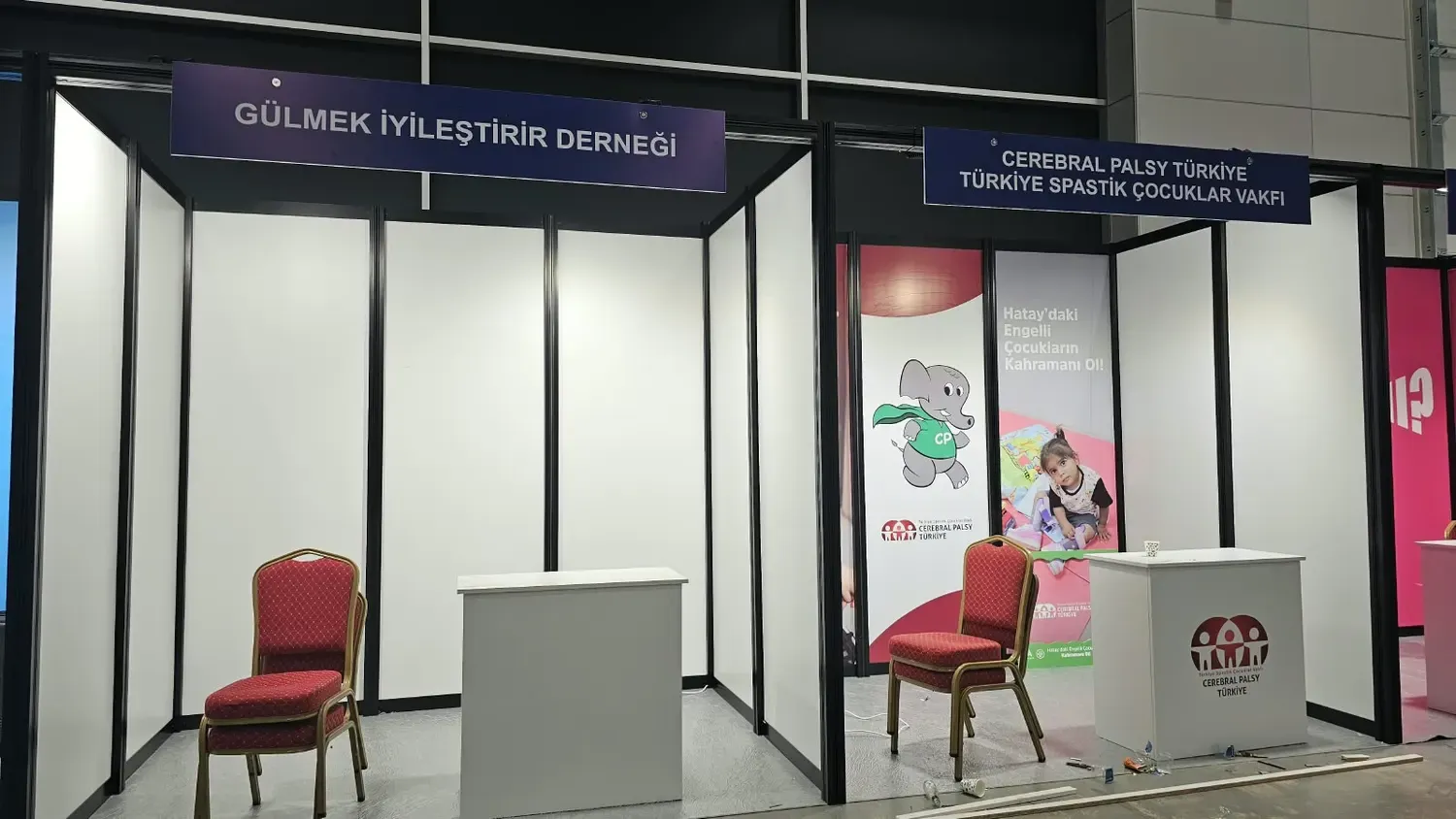 Paket sistemle hazırlanan Gülmek İyileştirir Derneği fuar standı