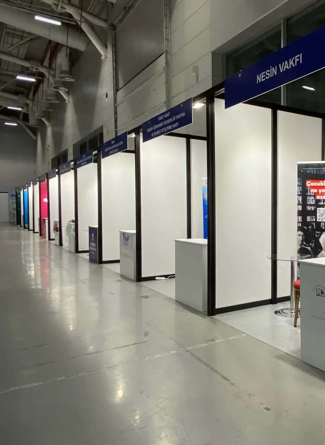 Paket sistemle hazırlanan Nesin Vakfı fuar standı