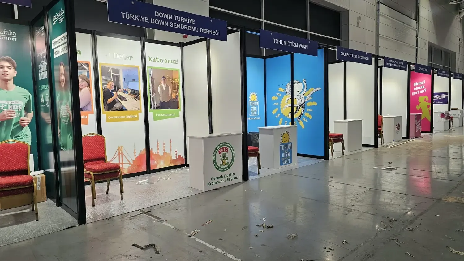 Paket sistemle hazırlanan Türkiye Down Sendromu Derneği fuar standı