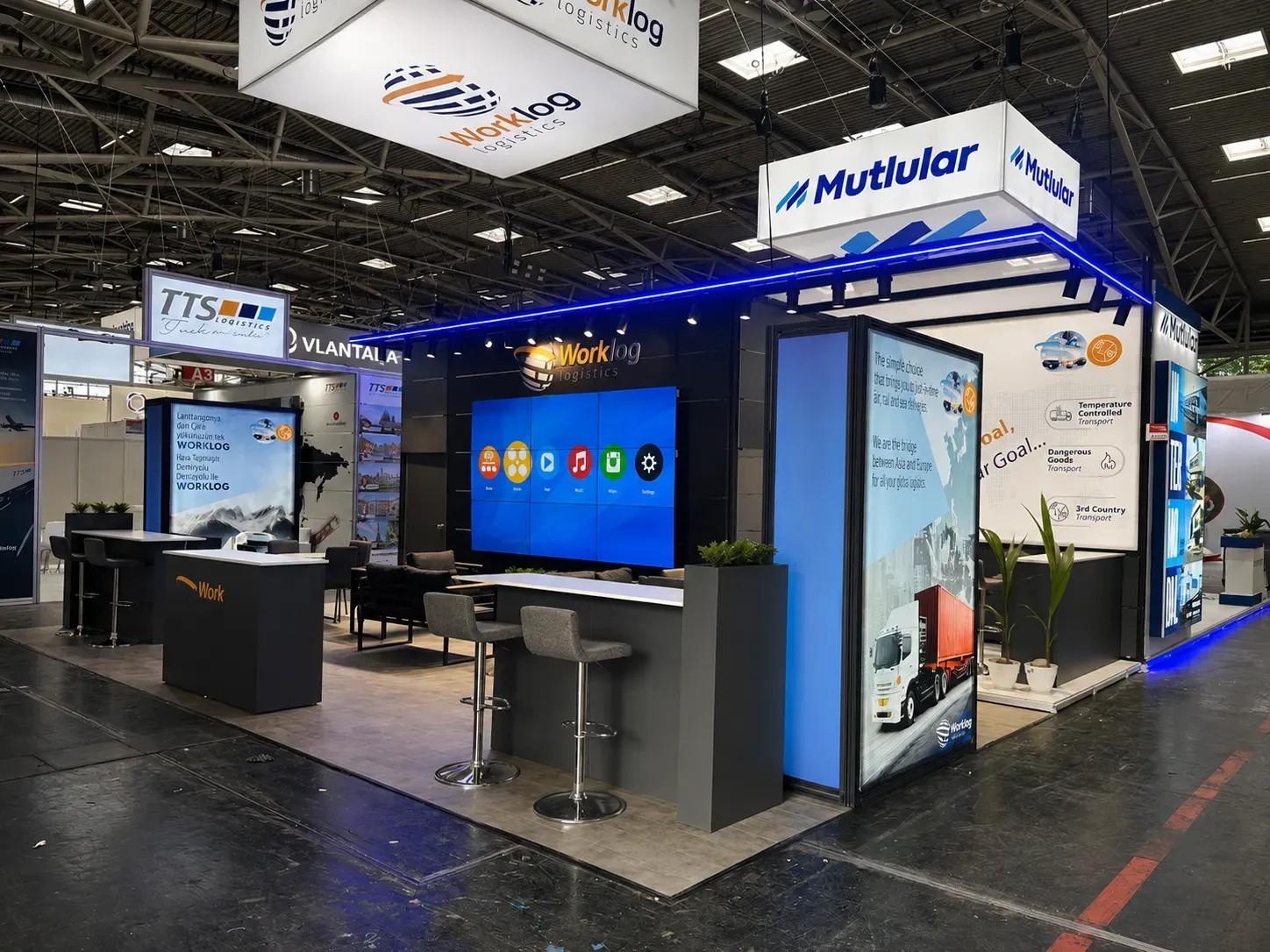 Worklog Logistics için yurt dışı fuarında kurulan fuar standı